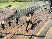 30 Pfund die Frauen, 50 Pfund die Männer: damit ging es die Treppen ins Stadion auf und ab (©Foto: Martin Schmitz)